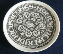 Lade das Bild in den Galerie-Viewer, SAMMELTELLERCHEN UNTERSETZER - Porzellan, Kreise Kreuz Geflochten Aufschrift Abstrakt Motiv Dekor (BC)