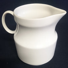 Lade das Bild in den Galerie-Viewer, MILCHKÄNNCHEN - Porzellan, Flora Blumenblüten Pflanzen Blatt Blätter Motiv Dekor (BC)