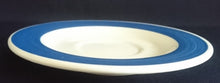 Lade das Bild in den Galerie-Viewer, UNTERTASSE - Keramik / Steingut, Breiter Linien Relief Rand Dekor Motiv