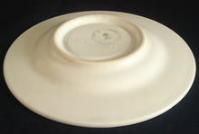 Lade das Bild in den Galerie-Viewer, UNTERTASSE - Keramik / Steingut, Breiter Linien Relief Rand Dekor Motiv