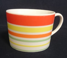Lade das Bild in den Galerie-Viewer, KAFFEETASSE - Porzellan, Streifen Balken Linien Regenbogenfarben Motiv Dekor (BC)
