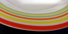 Lade das Bild in den Galerie-Viewer, SUPPENTELLER - Porzellan, Streifen Balken Linien Regenbogenfarben Motiv Dekor (BC)