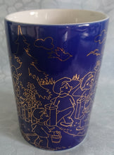 Lade das Bild in den Galerie-Viewer, MÄRCHEN~ SAMMELBECHER NO. 6 - Porzellan, Echt Gold Märchen Haus Leute Menschen Kinder Tannenbäume Motiv Dekor