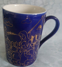 Lade das Bild in den Galerie-Viewer, MÄRCHEN~ SAMMELBECHER NO. 6 - Porzellan, Echt Gold Märchen Haus Leute Menschen Kinder Tannenbäume Motiv Dekor