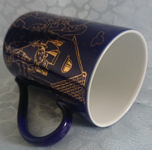 Lade das Bild in den Galerie-Viewer, MÄRCHEN~ SAMMELBECHER NO. 6 - Porzellan, Echt Gold Märchen Haus Leute Menschen Kinder Tannenbäume Motiv Dekor