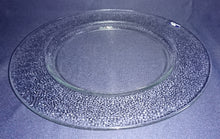 Lade das Bild in den Galerie-Viewer, TORTEN~ SERVIERPLATTE - Hartglas, Hammerschlag Relief Motiv Dekor