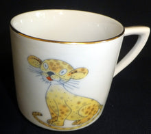 Lade das Bild in den Galerie-Viewer, KINDERTASSE - Porzellan, Fauna Tiere Kleiner Löwe Baby Junge Katze Goldrand Motiv Dekor (BC)