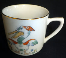 Lade das Bild in den Galerie-Viewer, KINDERTASSE - Porzellan, Goldrand Fauna Tiere Pelikan Löwe Katze Motiv Dekor (BC)
