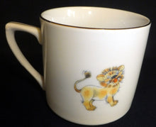 Lade das Bild in den Galerie-Viewer, KINDERTASSE - Porzellan, Fauna Tiere Kleiner Löwe Baby Junge Katze Goldrand Motiv Dekor (BC)