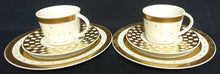 Lade das Bild in den Galerie-Viewer, UNTERTASSE - Porzellan, Goldrand Breite Streifen Vierecke Quadrate Schachbrett Punkte Motiv Dekor