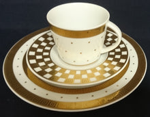 Lade das Bild in den Galerie-Viewer, UNTERTASSE - Porzellan, Goldrand Breite Streifen Vierecke Quadrate Schachbrett Punkte Motiv Dekor