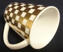 Lade das Bild in den Galerie-Viewer, KAFFEETASSE ~POTT - Porzellan, Goldrand Breite Streifen Vierecke Quadrate Schachbrett Motiv Dekor