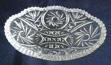 Lade das Bild in den Galerie-Viewer, DEKORATIONSSCHALE - 24% Pbo Bleikristall, Gezackter Rand Abstrakt Spiralen Zeichen Symbol Motiv Dekor