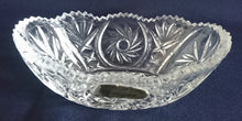 Lade das Bild in den Galerie-Viewer, DEKORATIONSSCHALE - 24% Pbo Bleikristall, Gezackter Rand Abstrakt Spiralen Zeichen Symbol Motiv Dekor