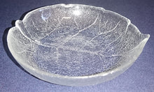Lade das Bild in den Galerie-Viewer, DESSERTSCHALE - Hartglas, Geschliffenes Adriges Geäst Blatt Motiv Dekor