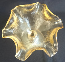 Lade das Bild in den Galerie-Viewer, EISBECHER - Hartglas, Linien Geriffelte Blütenform Relief Form Motiv Dekor