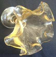 Lade das Bild in den Galerie-Viewer, EISBECHER - Hartglas, Linien Geriffelte Blütenform Relief Form Motiv Dekor