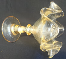 Lade das Bild in den Galerie-Viewer, EISBECHER - Hartglas, Linien Geriffelte Blütenform Relief Form Motiv Dekor