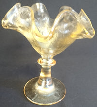 Lade das Bild in den Galerie-Viewer, 2er Set EISBECHER - Hartglas, Linien Geriffelte Blütenform Relief Form Motiv Dekor