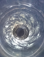 Lade das Bild in den Galerie-Viewer, GETRÄNKEGLAS - Hartglas, Relief Smaragd Edelstein Motiv Dekor