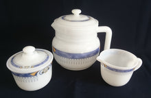 Lade das Bild in den Galerie-Viewer, 5er Set TEEKANNE & MICLHKÄNNCHEN & ZUCKERDOSE + DECKEL "USA Home Set" - Acrylglas, Abstrakt Wolken Schleier Batik Zeichen Symbol Motiv Dekor