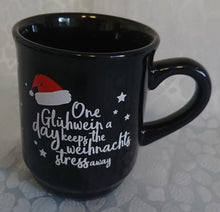 Lade das Bild in den Galerie-Viewer, GLÜHWEINTASSE - Keramik / Steingut, Weihnachtsmann Mütze Sterne Aufschrift Motiv Dekor