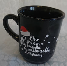 Lade das Bild in den Galerie-Viewer, GLÜHWEINTASSE - Keramik / Steingut, Weihnachtsmann Mütze Sterne Aufschrift Motiv Dekor