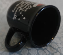 Lade das Bild in den Galerie-Viewer, GLÜHWEINTASSE - Keramik / Steingut, Weihnachtsmann Mütze Sterne Aufschrift Motiv Dekor