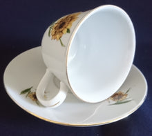 Lade das Bild in den Galerie-Viewer, KAFFEETASSE - Porzellan, Goldrand Flora Sonnenblumen Blüten Natur Motiv Dekor (nBC)