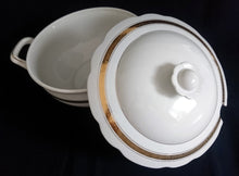 Lade das Bild in den Galerie-Viewer, SUPPENTERRINE MIT DECKEL - Porzellan, Abstrakt Flora Blatt Blätter Ranken Gewölbter Rand Motiv Dekor