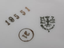 Lade das Bild in den Galerie-Viewer, SUPPENTERRINE MIT DECKEL - Porzellan, Abstrakt Flora Blatt Blätter Ranken Gewölbter Rand Motiv Dekor