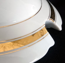 Lade das Bild in den Galerie-Viewer, SUPPENTERRINE MIT DECKEL - Porzellan, Abstrakt Flora Blatt Blätter Ranken Gewölbter Rand Motiv Dekor