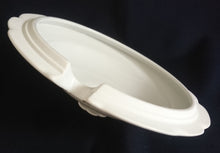 Lade das Bild in den Galerie-Viewer, SUPPENTERRINE MIT DECKEL - Porzellan, Abstrakt Flora Blatt Blätter Ranken Gewölbter Rand Motiv Dekor