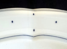 Lade das Bild in den Galerie-Viewer, 2er Set SUPPENTELLER "Ingres Weiss" - Porzellan, Geometrisches Karo Punkte Tupfen Linien Gewölbter Relief Rand Motiv Dekor