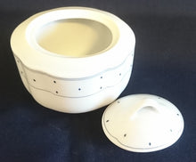 Lade das Bild in den Galerie-Viewer, 3er Set MILCHKÄNNCHEN & ZUCKERDOSE MIT DECKEL - Porzellan, Geometrisches Karo Punkte Tupfen Linien Gewölbter Relief Rand Motiv Dekor