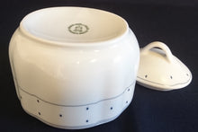 Lade das Bild in den Galerie-Viewer, 3er Set MILCHKÄNNCHEN & ZUCKERDOSE MIT DECKEL - Porzellan, Geometrisches Karo Punkte Tupfen Linien Gewölbter Relief Rand Motiv Dekor