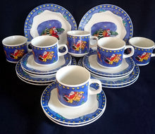 Lade das Bild in den Galerie-Viewer, DESSERTTELLER - Porzellan, Rentier Weihnachtsmann Stern Mond Tannenbaum Bäume Motiv Dekor (BC)