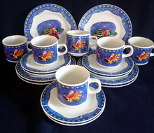 Lade das Bild in den Galerie-Viewer, 2er Set UNTERTASSEN - Porzellan, Haus Häuser Sterne Mond Motiv Dekorrand (BC)