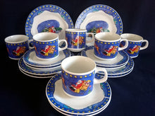 Lade das Bild in den Galerie-Viewer, 2er Set DESSERTTELLER - Porzellan, Rentier Weihnachtsmann Stern Mond Tannenbaum Bäume Motiv Dekor (BC)