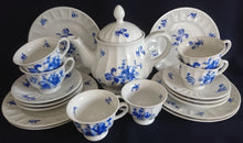 Lade das Bild in den Galerie-Viewer, 2er Set 2er TEEGEDECKE - Porzellan, Flora Rosenblumen Blüten Blatt Blätter Linien Relief Motiv Dekor