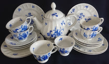 Lade das Bild in den Galerie-Viewer, UNTERTASSE - Porzellan, Flora Rosenblumen Blüten Blatt Blätter Linien Relief Motiv Dekor