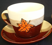 Lade das Bild in den Galerie-Viewer, KAFFFETASSE - Keramik / Steingut, Streifen Sandiger Punkte Ahornblatt Motiv Dekor