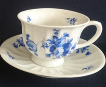 Lade das Bild in den Galerie-Viewer, 4er Set 3er TEEGEDECKE - Porzellan, Flora Rosenblumen Blüten Blatt Blätter Linien Relief Motiv Dekor