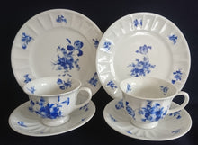 Lade das Bild in den Galerie-Viewer, 2er Set 3er TEEGEDECKE - Porzellan, Flora Rosenblumen Blüten Blatt Blätter Linien Relief Motiv Dekor