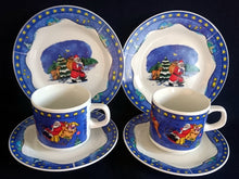 Lade das Bild in den Galerie-Viewer, 2er Set 2er KAFFEEGEDECKE - Porzellan, Schlitten Rentier Weihnachtsmann Sterne Tannenbaum Bäume Mond Dorf Wald Motiv Dekor