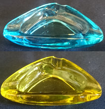 Lade das Bild in den Galerie-Viewer, KLEINER ASCHENBECHER - Hartglas, Blauer Geometrische Dreieckige Abgerundete Form Dekor