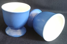 Lade das Bild in den Galerie-Viewer, 2er Set EIERBECHER - Porzellan, Zweifärbiges Farben Motiv Dekor (BC)