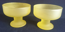 Lade das Bild in den Galerie-Viewer, 2er Set EISBECHER ~SCHALEN - Hartglas, Partyfarbende Moderne Einfärbiges Motiv Dekor (Gelb)
