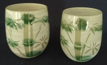 Lade das Bild in den Galerie-Viewer, 2er Set GETRÄNKEBECHER - Press- / Hartglas, Abstrakt Flora Pflanzen Blatt Blätter Meliert Streifen Wirbel Motiv Holzschachtel Dekor