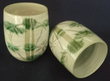 Lade das Bild in den Galerie-Viewer, 2er Set GETRÄNKEBECHER - Press- / Hartglas, Abstrakt Flora Pflanzen Blatt Blätter Meliert Streifen Wirbel Motiv Holzschachtel Dekor